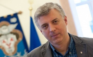 Министр образования решил бороться со своими портретами в школах