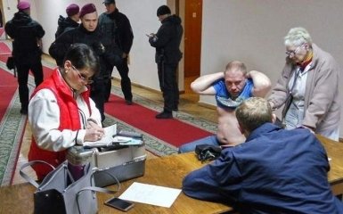 Бійка в мерії Дніпра: суд відмовився обирати запобіжний захід побитому активісту