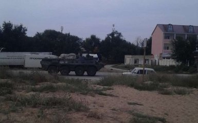 Колонны БТР вдоль пляжей: появились новые фото техники Путина в Крыму