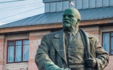 В России "заплакал" памятник Ленину: сеть в шоке и смеется