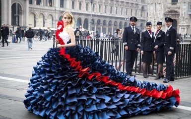 Британская модель поразила зевак на улицах Милана потрясающим платьем: яркие фото