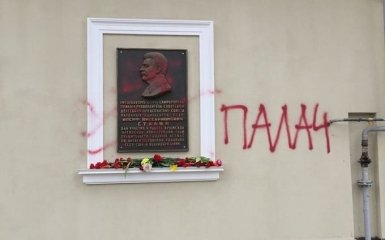 У Криму на дошці в пам'ять Сталіна написали про нього всю правду: з'явилося фото