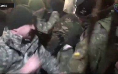 На Майдане произошла первая потасовка: опубликовано видео