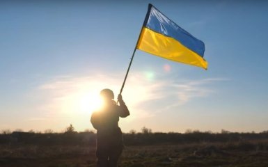 Військові, волонтери, артисти привітали українців з Днем Незалежності України — відео