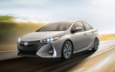 Toyota удивила новым Prius, который заряжается от розетки: опубликовано фото