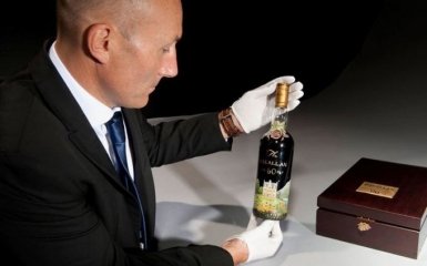 Новий світовий рекорд: на аукціоні Christie's пішла з молотка найдорожча пляшка віскі