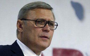 У Касьянова знову хотіли кинути тортом, поліція перешкодила