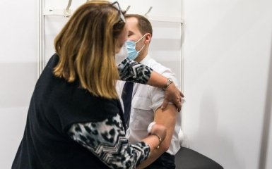 В Минздраве назвали список профессий, для которых введут обязательную вакцинацию от COVID-19
