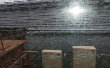 Крымский мост частично рухнул в воду: появились свежие видео с места аварии