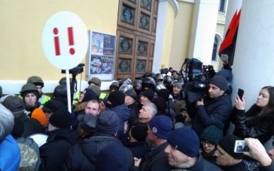 Соратники Саакашвили штурмуют Октябрьский дворец в Киеве: появилось видео