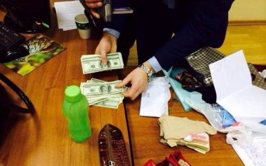 У Києві ректора університету спіймали на спробі дати хабар: опубліковано фото