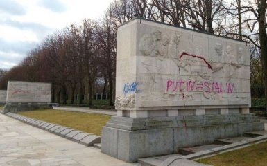 Мемориал советским воинам в Берлине расписали антироссийскими лозунгами — фото