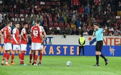 Судья вернул футболистов из раздевалок и заставил бить пенальти: опубликовано видео