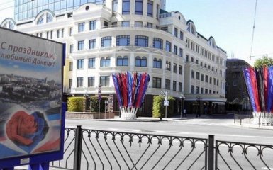 Прапори ДНР замість людей: в мережі з'явилися фото безлюдного святкового Донецька