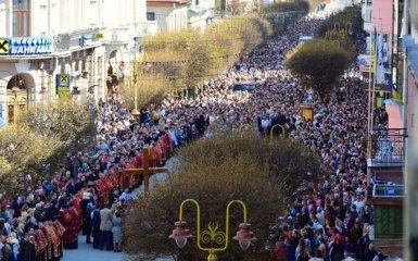 На Прикарпатье прошел масштабный крестный ход за победу и мир: появилось впечатляющее видео
