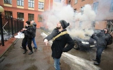 "Савченко, сгори в аду": появились фото и видео атаки консульства Украины в Санкт-Петербурге