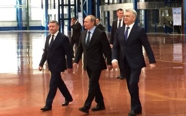 Путін із задоволеним обличчям подивився російську зброю: з'явилися фото і відео
