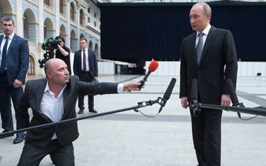 В сети жестко высмеяли фото Путина и журналиста на коленях