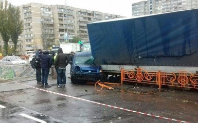 У Києві сталася жахлива ДТП з трьома авто: з'явилися фото