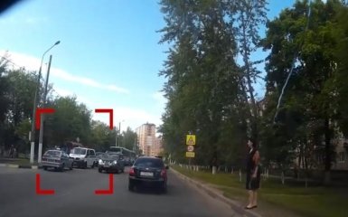 У Росії син екс-міністра на дорогому BMW влетів у зупинку: опубліковані фото і відео