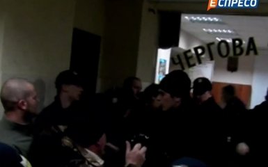 Появилось видео штурма полицейского участка в Киеве