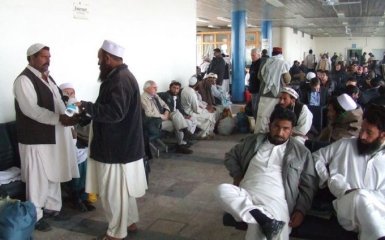 По меньшей мере 20 человек погибли в аэропорту Кабула при попытке покинуть страну