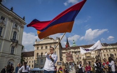 Еще в одной стране рассказали, как ее убивает Кремль