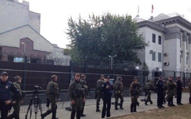 У посольства России в Киеве вспыхнули столкновения: появились видео