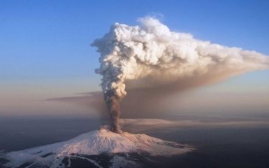 На юге Японии произошло сильное извержение вулкана: появились видео