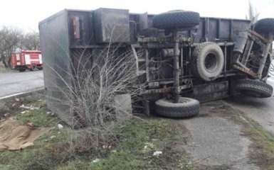 На Николаевщине военный грузовик влетел в остановку, есть погибшие