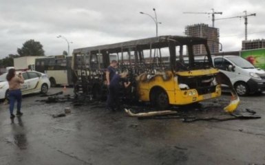 Взрыв и пожар: маршрутка в Киеве чуть не убила человека - фото и видео