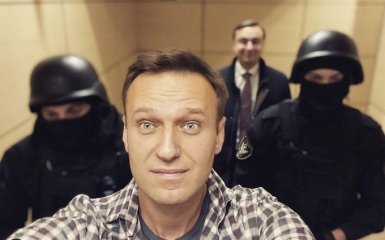 Суд над Навальным устроили прямо в отделе полиции. Его адвоката о заседании уведомили за минуту