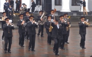 Оркестр Нацгвардии сразил сеть песней о лабутенах: опубликовано видео