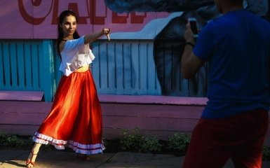 Зажигательные ритмы и яркие цвета. Ukraїner показал жизни кубинцев в Украине