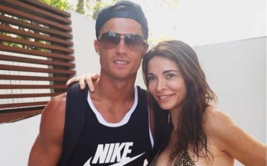 Роналду покрасовался черным педикюром: опубликованы фото