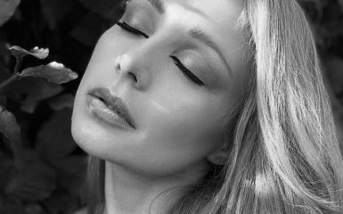 Жаркая красотка: Тина Кароль заворожила новыми откровенными фото