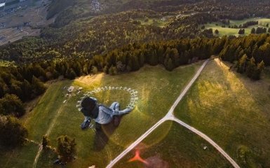 Ковток свіжого повітря - в Альпах з'явилася гігантська картина на тему коронавіруса