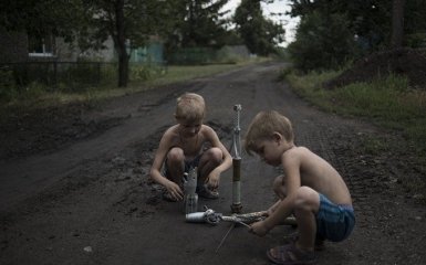 Діти і міни: фото з цинічними російськими журналістами на Донбасі шокувало мережу