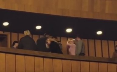 В Днепре произошла жестокая драка прямо в театре: появилось видео