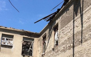 Жебрівський показав фото обстріляної бойовиками школи у Красногорівці