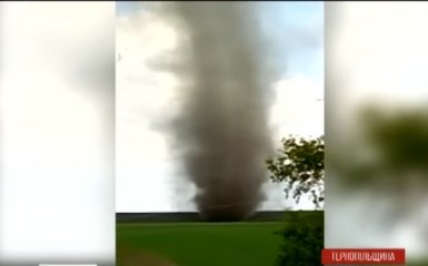 В Украине зафиксировали гигантский смерч: появилось впечатляющее видео