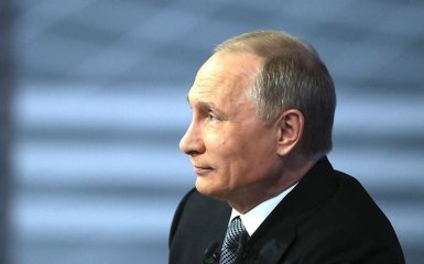 У Росії показали, як у Путіна не виходить встати з колін