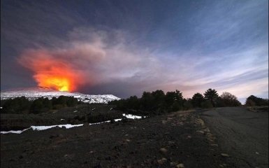 Извержение высочайшего вулкана Европы накрыло группу журналистов: появилось видео