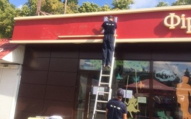 При демонтаже МАФов в Киеве не пожалели магазин Roshen: появились фото