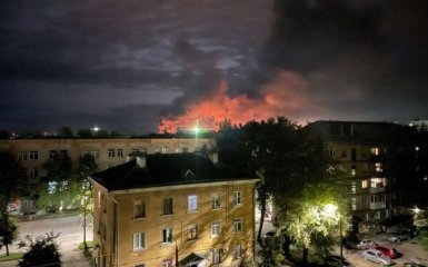 БпЛА вночі атакували шість областей РФ. У Пскові горіли літаки — відео