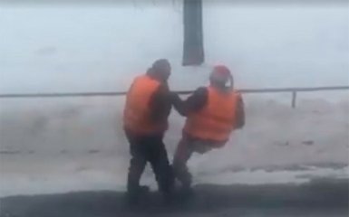 Пьяные киевские коммунальщики стали хитом сети: появилось видео