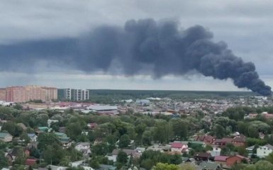 В промзоне Подмосковья вспыхнул масштабный пожар — видео
