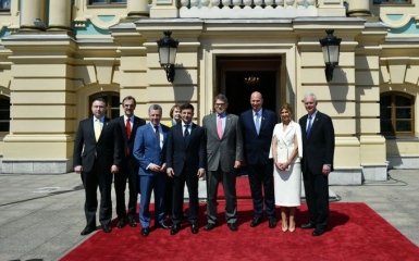 Эксперт объяснил, почему на инаугурацию Зеленского приехало только пять президентов