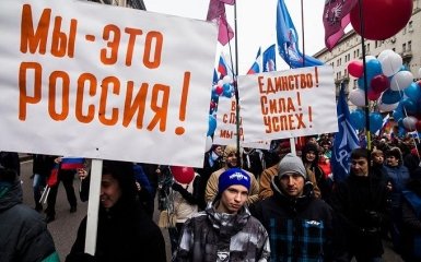 Единство душевнобольных: политику в России объяснили одним фото