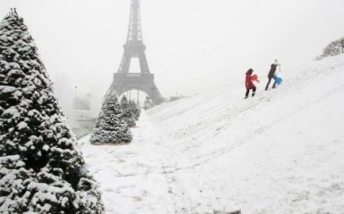 Обильный снегопад парализовал работу транспорта во Франции